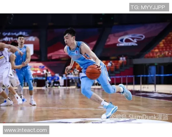 深度探讨周敏的篮球人生与成长历程中的挑战与成就 深度探讨周敏的篮球人生与成长历程中的挑战与成就