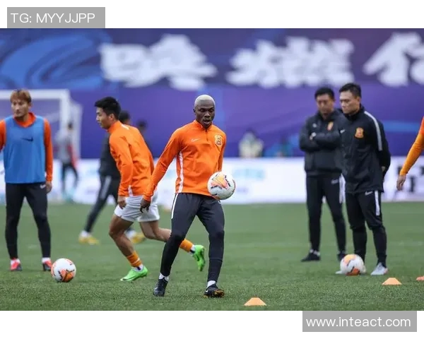 英超聚焦武汉足球队耐力训练与比赛表现的深度分析与探讨